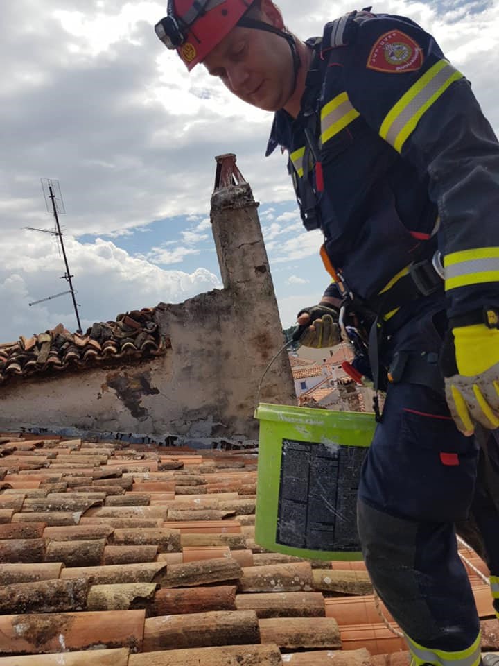 Vatrogasci skidaju oštećeni dimnjak u Rovinju (Foto Vatrogasci JVP Rovinj - Rovigno)